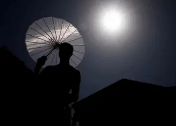 Calor extremo e poluição matam mais de 3 milhões de pessoas por ano, alerta relatório 2 Homem vende guarda-chuvas durante onda de calor em toda a Itália, em Roma, em 19 de julho de 2023 — Foto: Guglielmo Mangiapane/Reuters