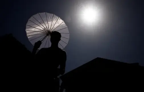 Calor extremo e poluição matam mais de 3 milhões de pessoas por ano, alerta relatório 1 Homem vende guarda-chuvas durante onda de calor em toda a Itália, em Roma, em 19 de julho de 2023 — Foto: Guglielmo Mangiapane/Reuters