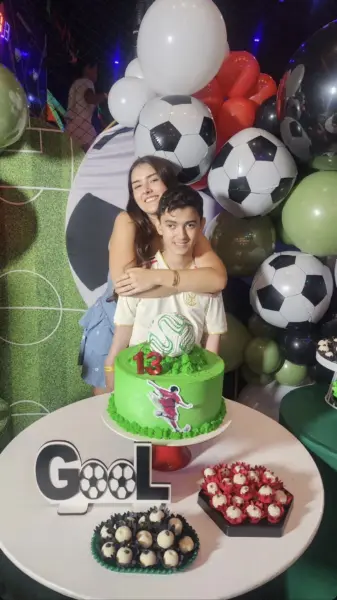 Lauro Santos comemorou seu aniversário ao lado da esposa, Fabíola Pinheiro, reunindo amigos para um almoço em Rio Branco