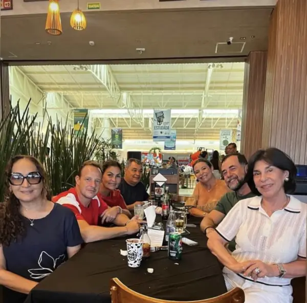 Lauro Santos comemorou seu aniversário ao lado da esposa, Fabíola Pinheiro, reunindo amigos para um almoço em Rio Branco