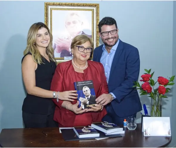 Aconteceu em Cruzeiro do Sul o lançamento do livro “Orleir Cameli – Um homem à frente de seu tempo”, escrito por sua esposa Beatriz Barroso Cameli