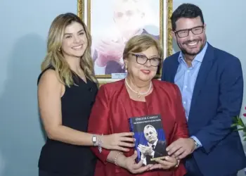 Aconteceu em Cruzeiro do Sul o lançamento do livro “Orleir Cameli – Um homem à frente de seu tempo”, escrito por sua esposa Beatriz Barroso Cameli