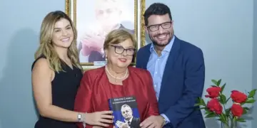 Aconteceu em Cruzeiro do Sul o lançamento do livro “Orleir Cameli – Um homem à frente de seu tempo”, escrito por sua esposa Beatriz Barroso Cameli