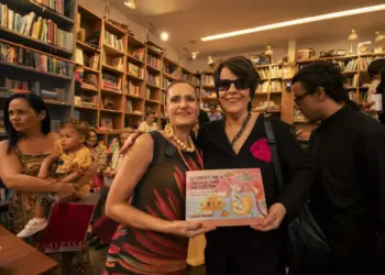 A artista Leila Pinheiro prestigia lançamento de livro com toque acreano no Rio. Veja mais na Coluna da Jackie