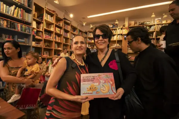 A artista Leila Pinheiro prestigia lançamento de livro com toque acreano no Rio. Veja mais na Coluna da Jackie