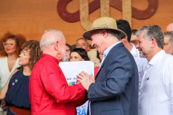 A artista Leila Pinheiro prestigia lançamento de livro com toque acreano no Rio. Veja mais na Coluna da Jackie
