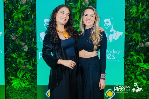 A artista Leila Pinheiro prestigia lançamento de livro com toque acreano no Rio. Veja mais na Coluna da Jackie