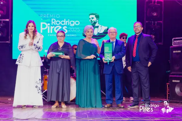 A artista Leila Pinheiro prestigia lançamento de livro com toque acreano no Rio. Veja mais na Coluna da Jackie