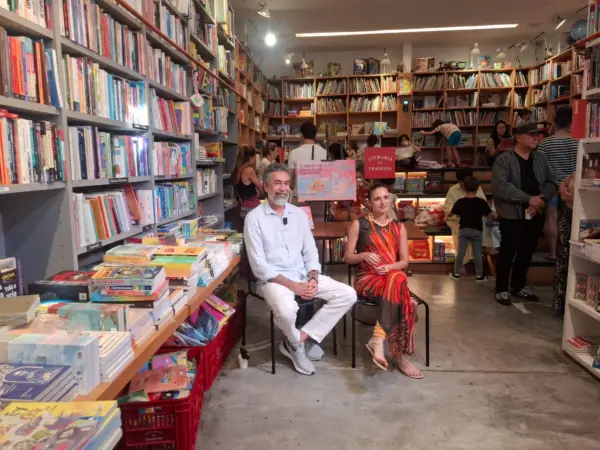 A artista Leila Pinheiro prestigia lançamento de livro com toque acreano no Rio. Veja mais na Coluna da Jackie