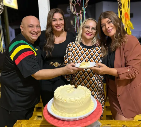 A artista Leila Pinheiro prestigia lançamento de livro com toque acreano no Rio. Veja mais na Coluna da Jackie