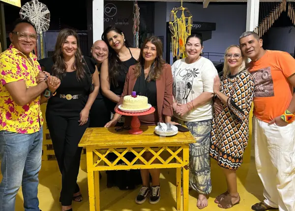 A artista Leila Pinheiro prestigia lançamento de livro com toque acreano no Rio. Veja mais na Coluna da Jackie