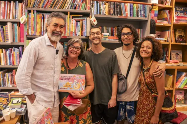 A artista Leila Pinheiro prestigia lançamento de livro com toque acreano no Rio. Veja mais na Coluna da Jackie