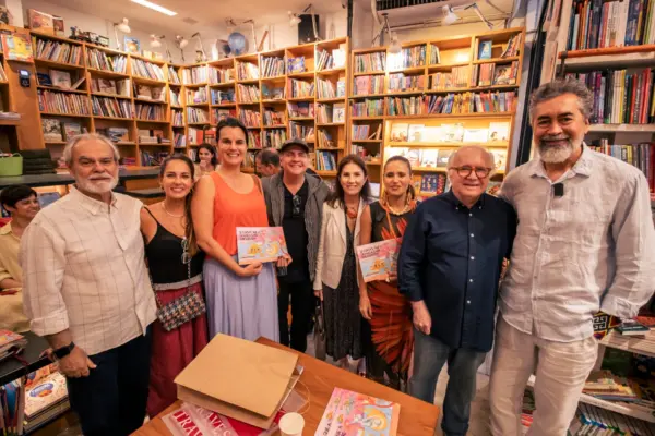A artista Leila Pinheiro prestigia lançamento de livro com toque acreano no Rio. Veja mais na Coluna da Jackie