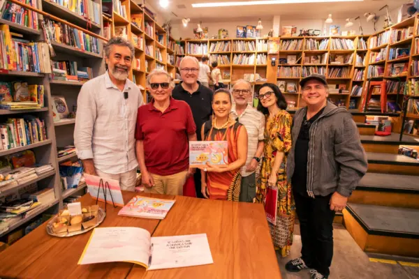 A artista Leila Pinheiro prestigia lançamento de livro com toque acreano no Rio. Veja mais na Coluna da Jackie