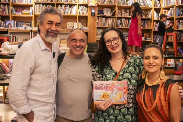 A artista Leila Pinheiro prestigia lançamento de livro com toque acreano no Rio. Veja mais na Coluna da Jackie