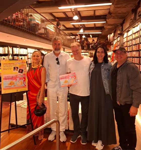 A artista Leila Pinheiro prestigia lançamento de livro com toque acreano no Rio. Veja mais na Coluna da Jackie