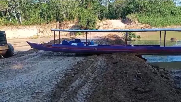 MP do Acre investiga bloqueio no Rio Iaco causado por toras de madeira
