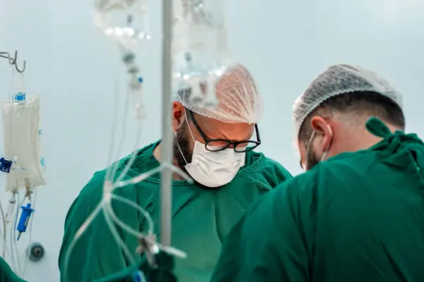 Médicos do Acre fazem cirurgia inédita para remover aneurisma de mais de 10 cm em paciente de 63 anos