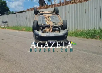 Câmera registra capotamento que deixou idosa de 73 anos ferida na capital; veja as imagens
