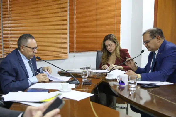 Projeto que permite internato de estudantes de medicina no exterior em hospitais do Acre passa na CCJ da Aleac