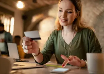 Como o cartão multibenefícios facilita a distribuição e gestão de vantagens para colaboradores?