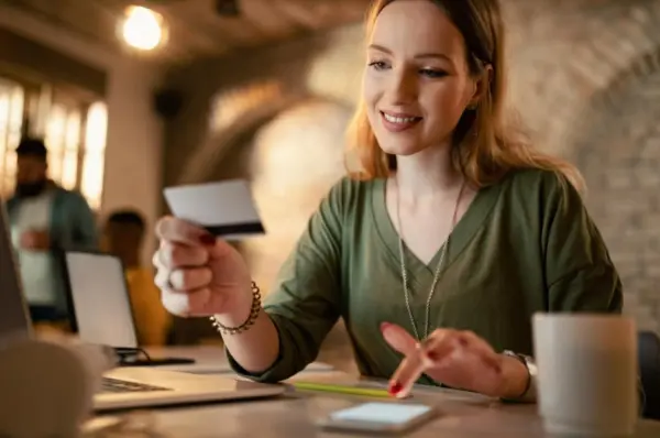 Como o cartão multibenefícios facilita a distribuição e gestão de vantagens para colaboradores?