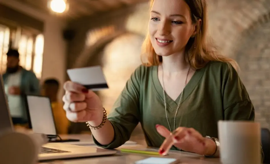 Como o cartão multibenefícios facilita a distribuição e gestão de vantagens para colaboradores?