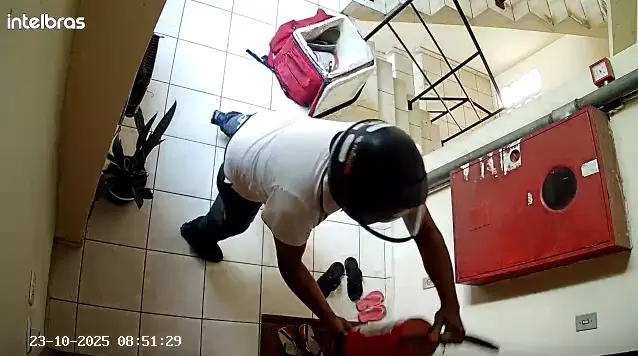 Cansado de furtos, morador instala câmera em condomínio e flagra entregador levando extintor; VÍDEO 1 Cansado de furtos, morador instala câmera em condomínio e flagra entregador levando extintor; VÍDEO