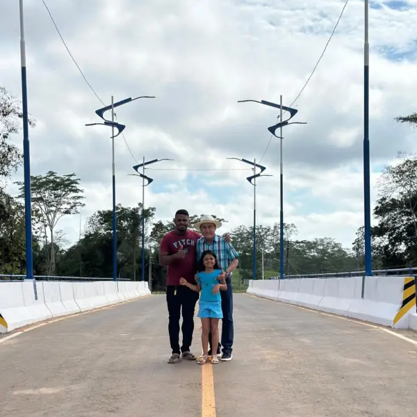 Prefeitura inaugura ponte de aço e concreto sobre o Igarapé Redenção, na Jarbas Passarinho