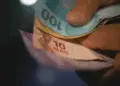 Em alguns casos, bancos oferecem antecipação de até 12 anos de saque-aniversário; ideia é limitar a dois anos. — Foto: Jornal Nacional/Reprodução