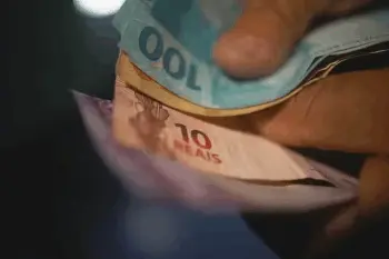 Em alguns casos, bancos oferecem antecipação de até 12 anos de saque-aniversário; ideia é limitar a dois anos. — Foto: Jornal Nacional/Reprodução