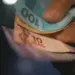 Em alguns casos, bancos oferecem antecipação de até 12 anos de saque-aniversário; ideia é limitar a dois anos. — Foto: Jornal Nacional/Reprodução