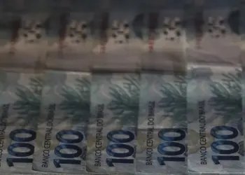 Notas de 100 reais  • José Cruz/Agência Brasil