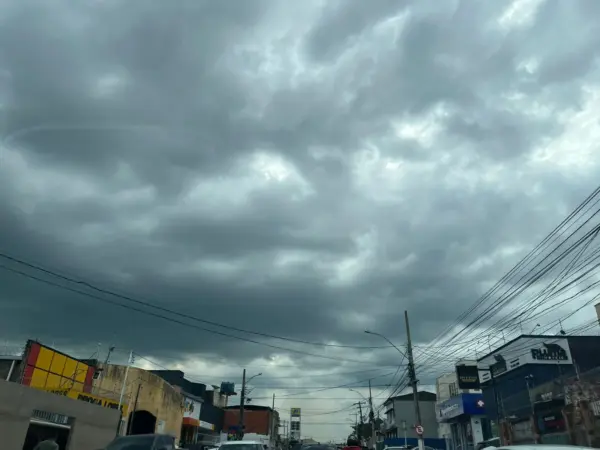 Onda polar traz chuvas fortes e queda na temperatura em todo o Acre nesta terça-feira