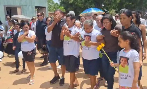 Comoção marca enterro de professor achado morto no interior do Acre
