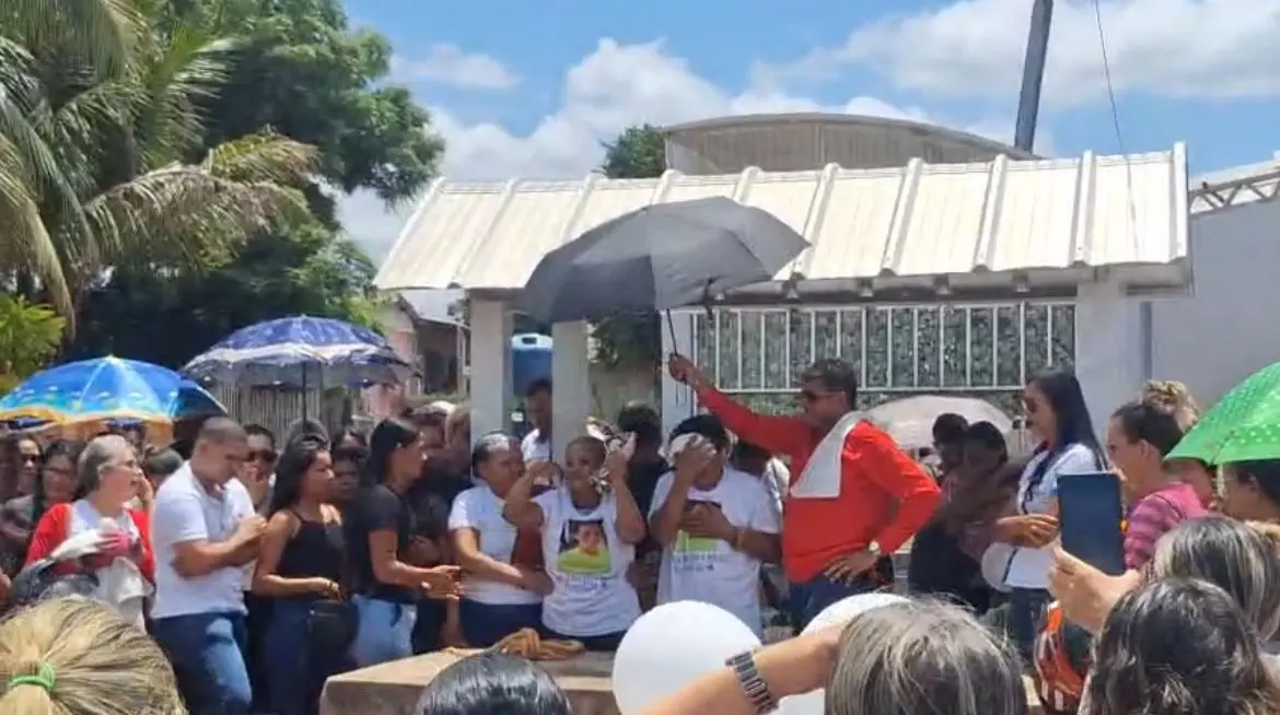 Comoção marca enterro de professor achado morto no interior do Acre
