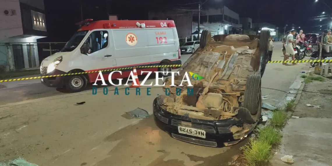 Carro capota e para com as rodas para cima em Rio Branco; jovem de 20 anos fica ferida