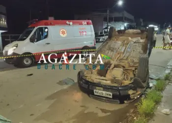 Carro capota e para com as rodas para cima em Rio Branco; jovem de 20 anos fica ferida