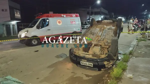 Carro capota e para com as rodas para cima em Rio Branco; jovem de 20 anos fica ferida
