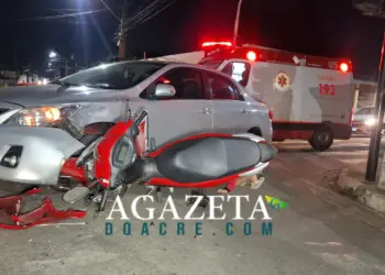 Irmãs ficam feridas após colisão entre moto e carro em cruzamento de Rio Branco