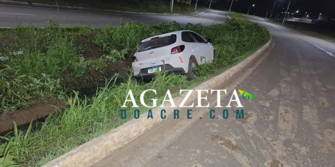 Carro é encontrado preso em valeta após motorista perder o controle no Loteamento Bonsucesso