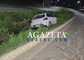 Carro é encontrado preso em valeta após motorista perder o controle no Loteamento Bonsucesso