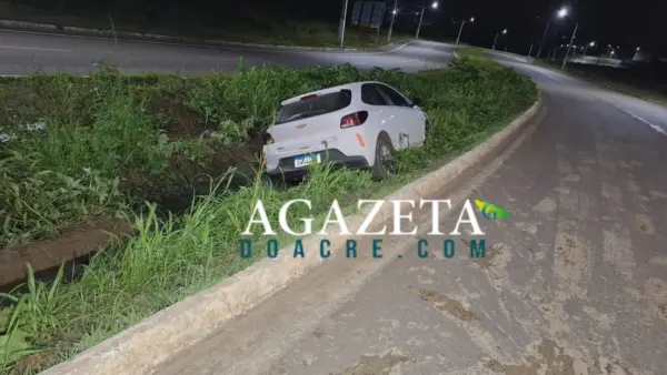 Carro é encontrado preso em valeta após motorista perder o controle no Loteamento Bonsucesso