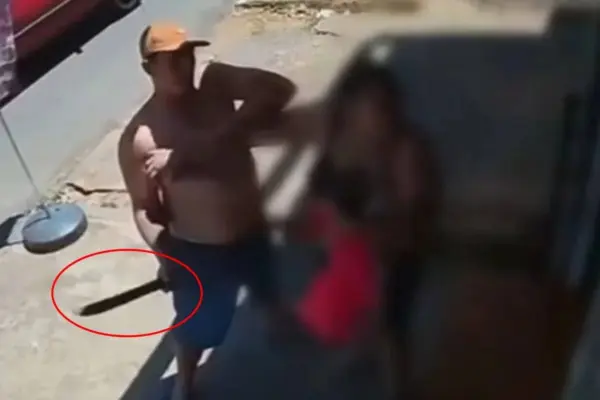 Covardia e crueldade: mulher é golpeada a facão com bebê no colo