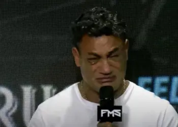 Popó chora ao anunciar aposentadoria  • Reprodução / Fight Music Show