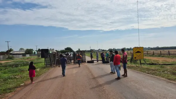 Moradores bloqueiam trecho da BR-317 por melhorias na saúde