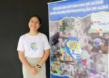 Aos 14 anos, a estudante Ana Joyce é acompanhada pelo Núcleo de Atividades de Altas Habilidades/Superdotação (NAAH/S), que estimula o desenvolvimento de talentos na rede pública de ensino. Foto: Mardilson Gomes/SEE