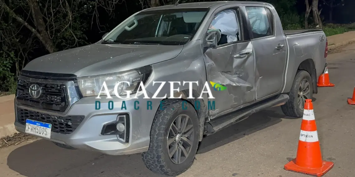 Motociclista se choca contra caminhonete durante conversão e é levado ao PS de Rio Branco