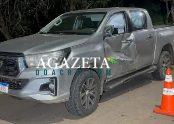 Motociclista se choca contra caminhonete durante conversão e é levado ao PS de Rio Branco