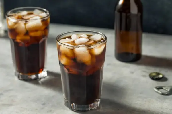 Estudo: beber refrigerante todo dia aumenta risco de gordura no fígado